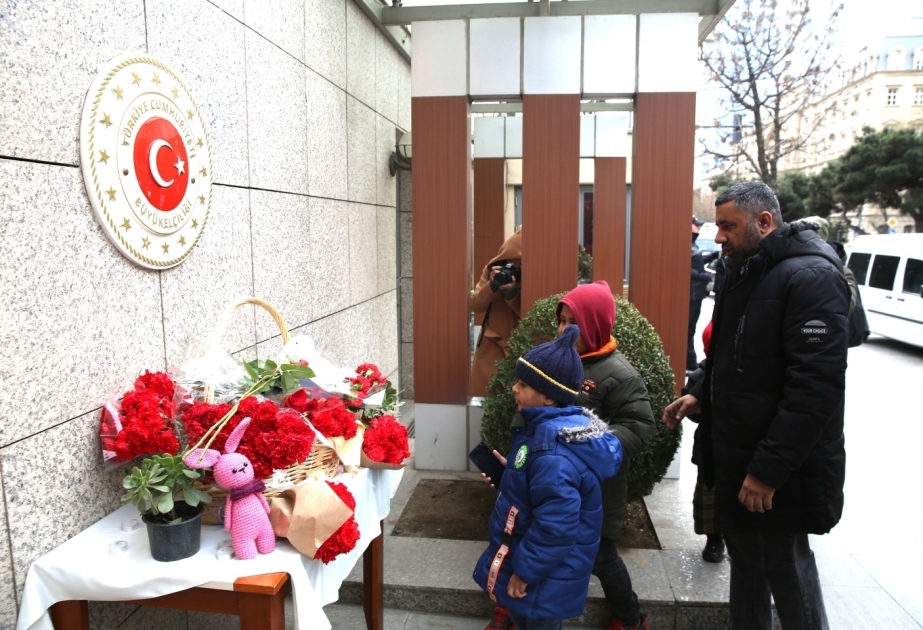Se rinde homenaje a las víctimas del terremoto frente a la Embajada de Türkiye en Bakú