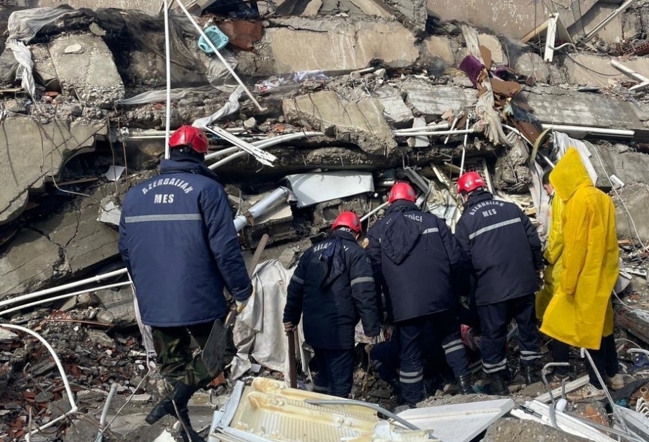 Azerbaijani rescuers pull 3 people alive from rubble in Türkiye’s Kahramanmaras province VIDEO