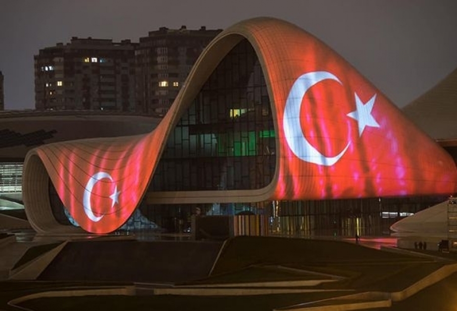 Heydar Aliyev Center wird für die brüderliche Türkei in Lichtstrahlen Rot beleuchtet

