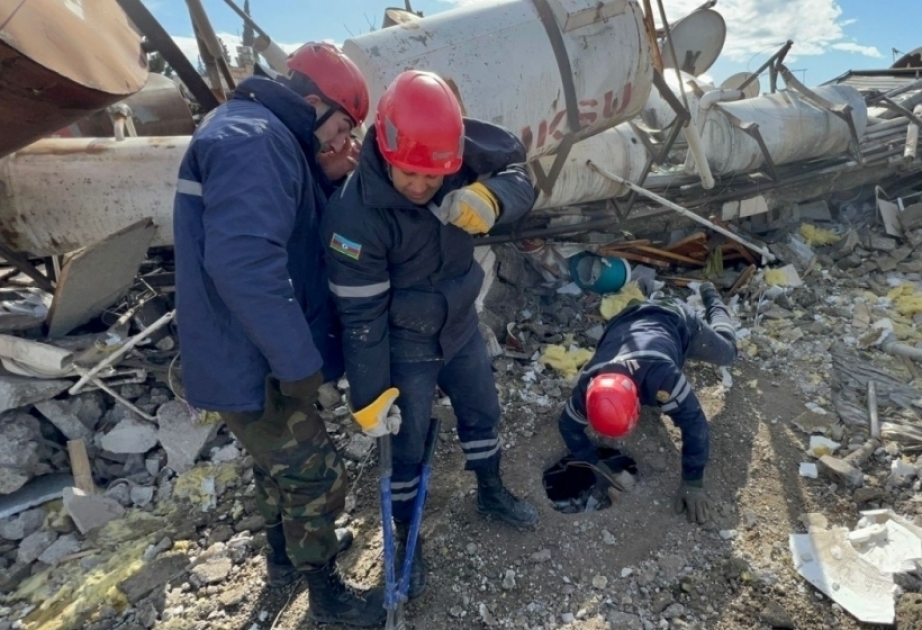 Спасатели МЧС Азербайджана извлекли из-под завалов в Турции 16 человек