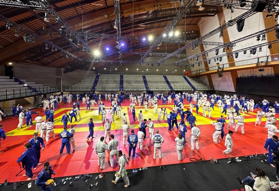 Judocas azerbaiyanos participan en un campo de entrenamiento internacional en París

