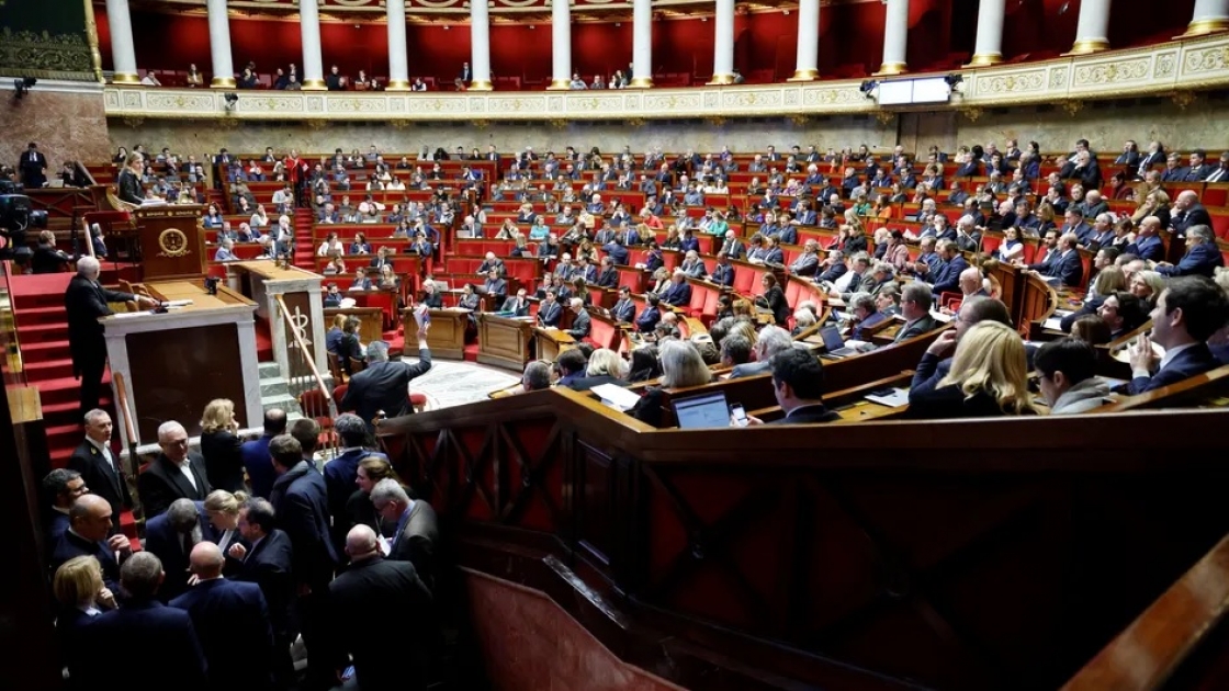 Fransada pensiya islahatına qarşı çıxan deputatlar təhdid edilir