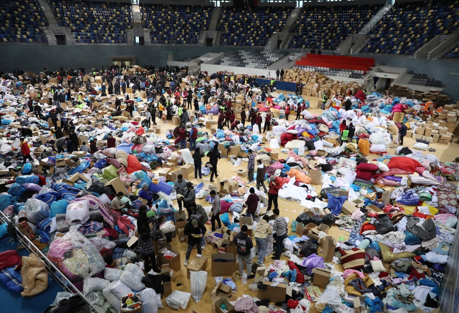Bakıda Türkiyədə zəlzələdən zərərçəkənlər üçün yardım toplama kampaniyası davam edir