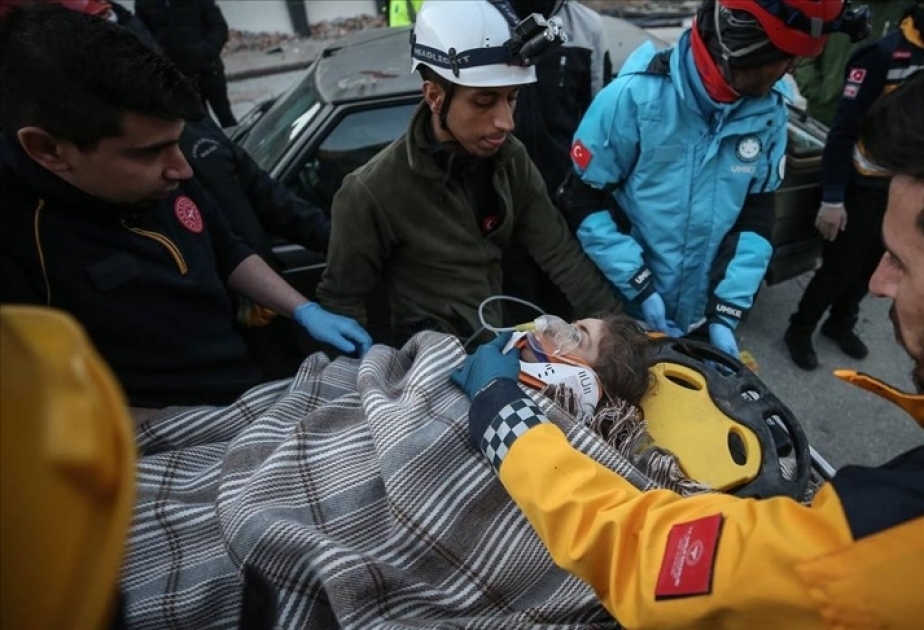 Rescatistas logran sacar de los escombros a una niña de tres años 70 horas después del doble terremoto en Türkiye

