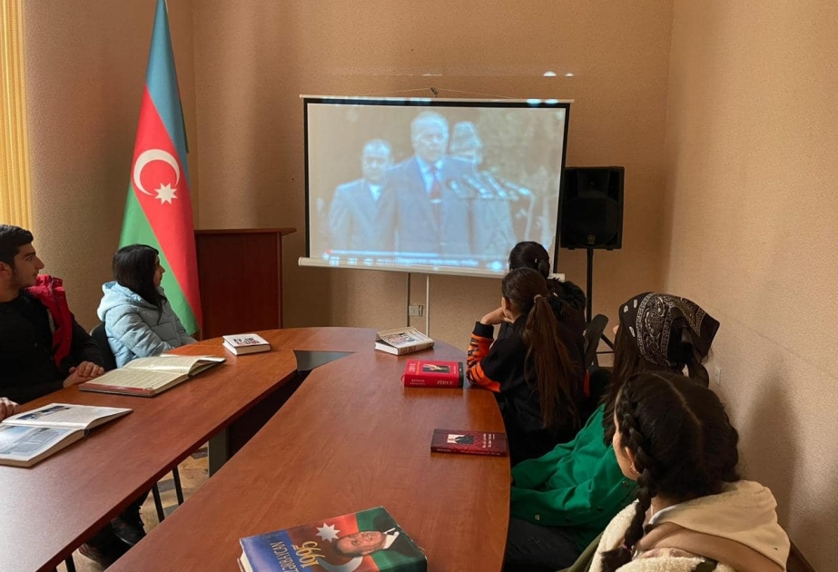 Məktəblilərə Ulu Öndərin xalqımız qarşısındakı misilsiz xidmətləri barədə məlumat verilib
