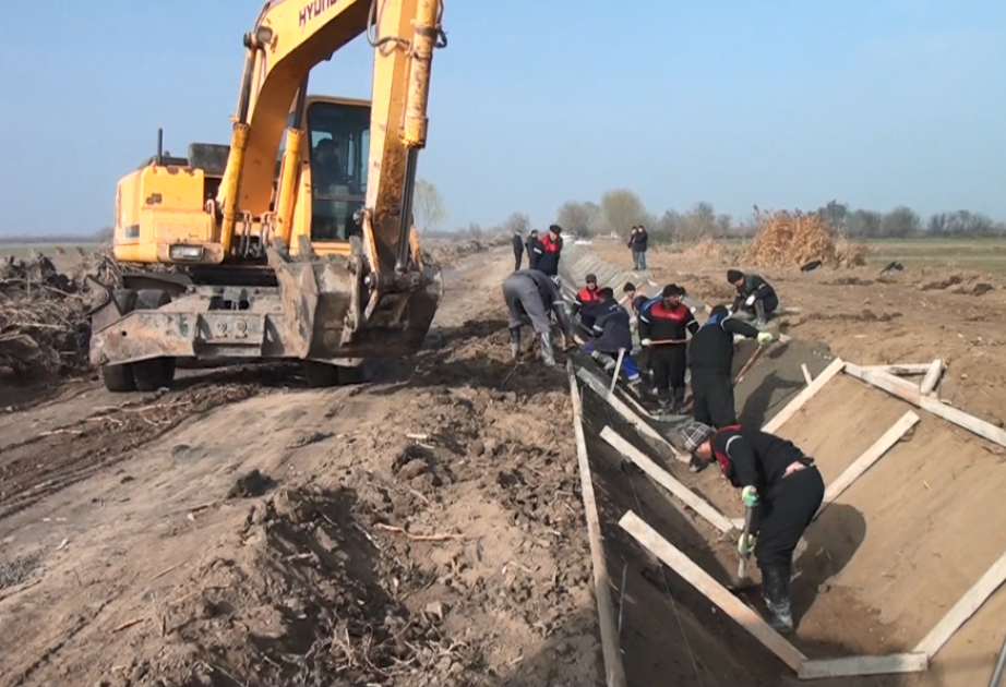 Yevlaxda yeni beton kanal çəkilir