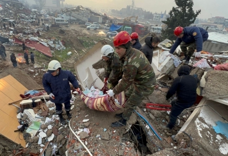 阿塞拜疆救援人员在土耳其地震废墟中救出45人 视频   