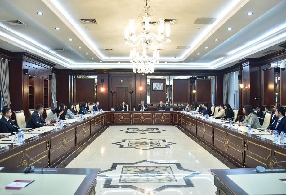 Milli Məclisdə gənc diplomatlarla görüş olub