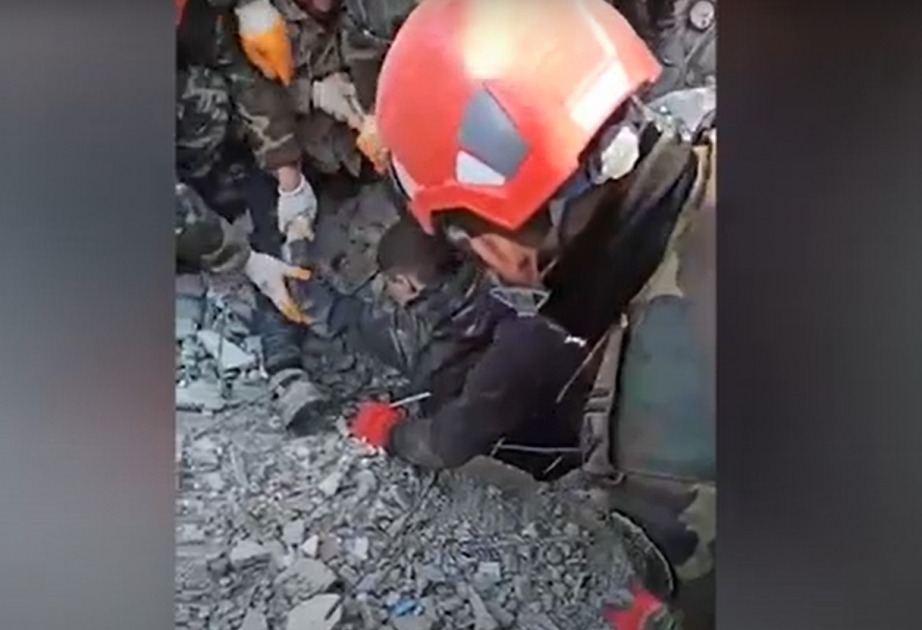 Спасатели МЧС Азербайджана спасли из-под завалов в Кахраманмараше подростка и 12-летнюю девочку