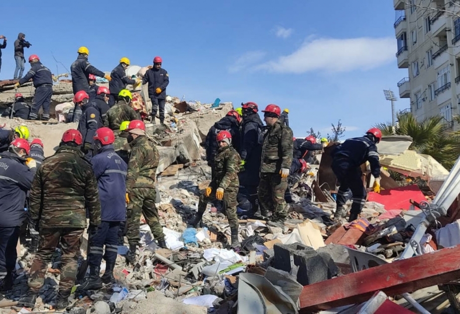 Rescatistas azerbaiyanos sacan con vida a una niña en Türkiye tras más de 100 horas bajo los escombros