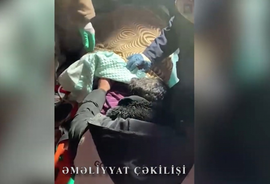 فريق البحث والإنقاذ الأذربيجاني ينقذ امرأة من تحت الأنقاض بعد 120 ساعة من الزلزال