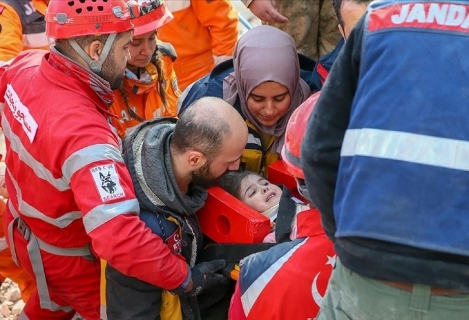 Отца и дочь спасли через 132 часа после землетрясения