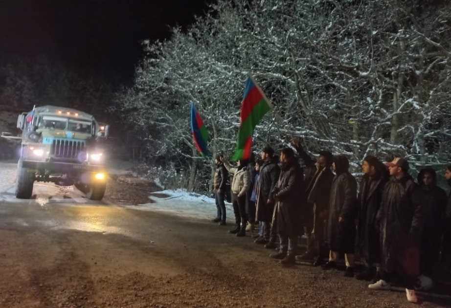 Еще два грузовика миротворцев проехали через территорию акции в направлении Ханкенди