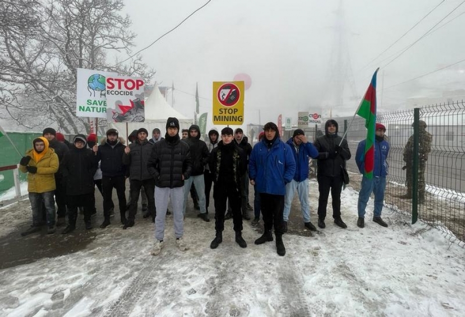 452 волонтера БГУ участвуют в экоакции на дороге Лачин-Ханкенди