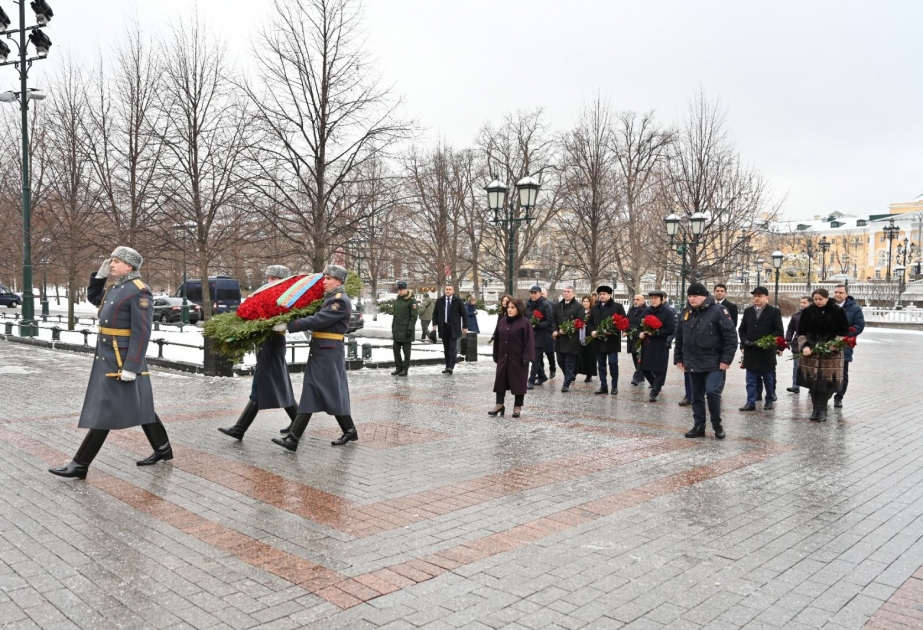 Председатель Милли Меджлиса посетила Могилу неизвестного солдата в Москве