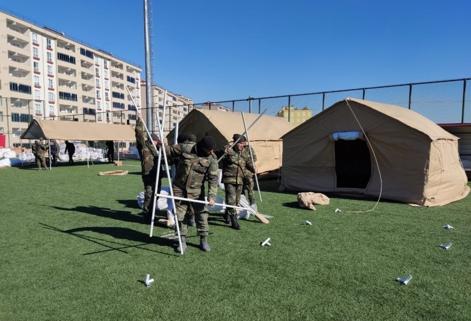 Azerbaijani rescuers setting up tents to accommodate quake victims in Türkiye