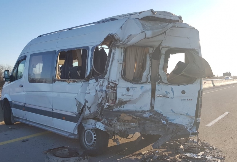 Ucarda yük avtomobili mikroavtobusla toqquşub - ölən və xəsarət alanlar var VİDEO