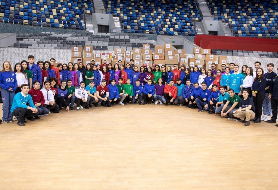 Voluntarios azerbaiyanos se dirigen a la Primera Dama de Azerbaiyán