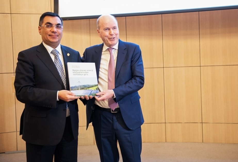 Se presenta el primer libro de texto sobre energías renovables en la Escuela Superior de Petróleo de Bakú