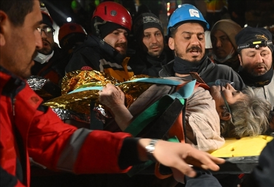 Türkiye : une femme sauvée après les 222 heures passées sous les décombres VIDEO
