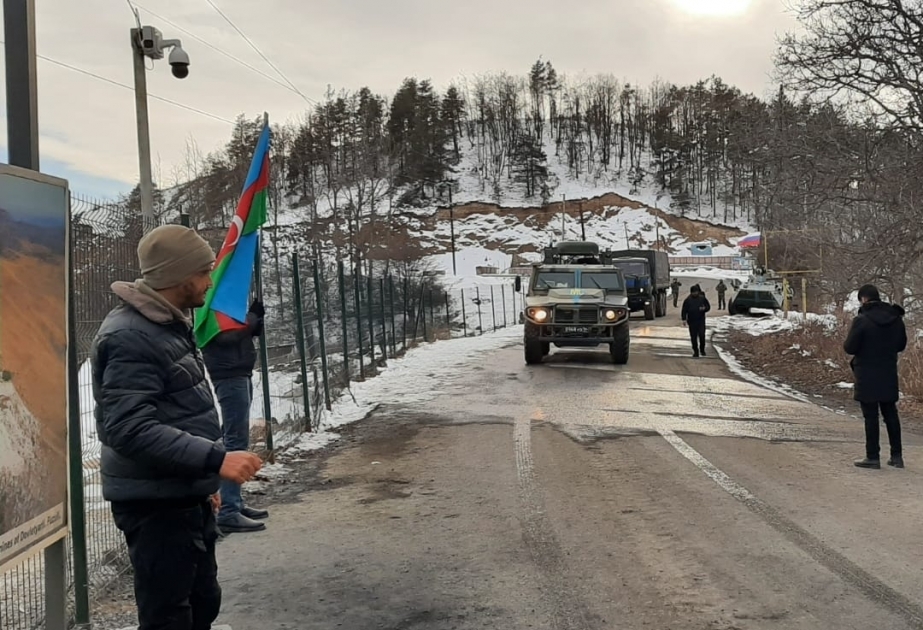 11 véhicules du contingent russe de maintien de la paix traversent la route Latchine-Khankendi