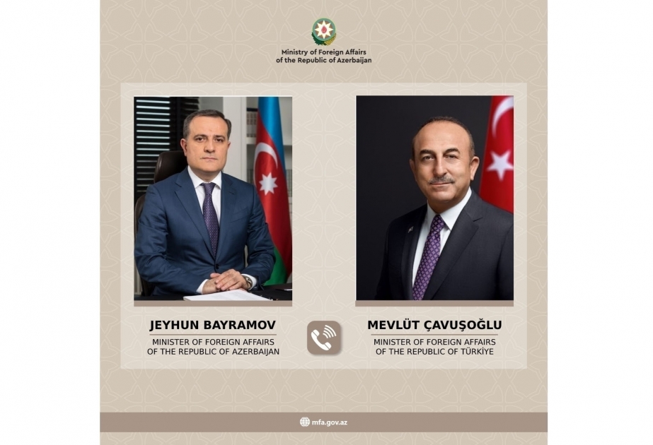 Les chefs de la diplomatie azerbaïdjanaise et turque discutent de la situation dans les zones touchées par le séisme

