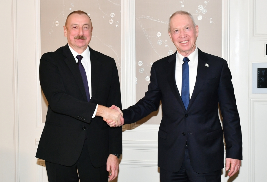 Presidente Ilham Aliyev sostiene una reunión con el Ministro de Defensa israelí