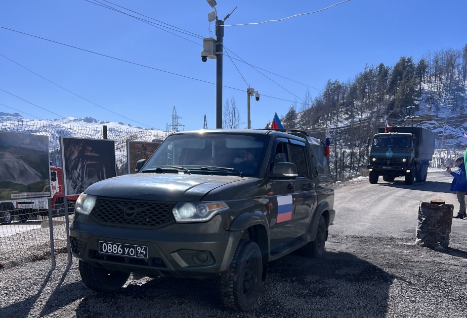 Еще два автомобиля миротворцев свободно проехали через территорию акции