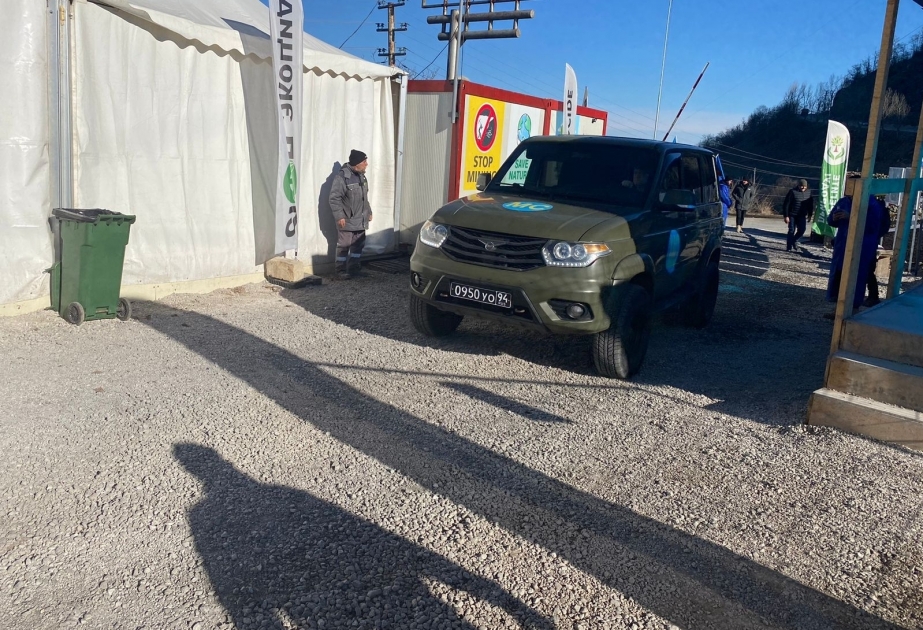 Еще два автомобиля миротворцев свободно проехали через территорию проведения акции
