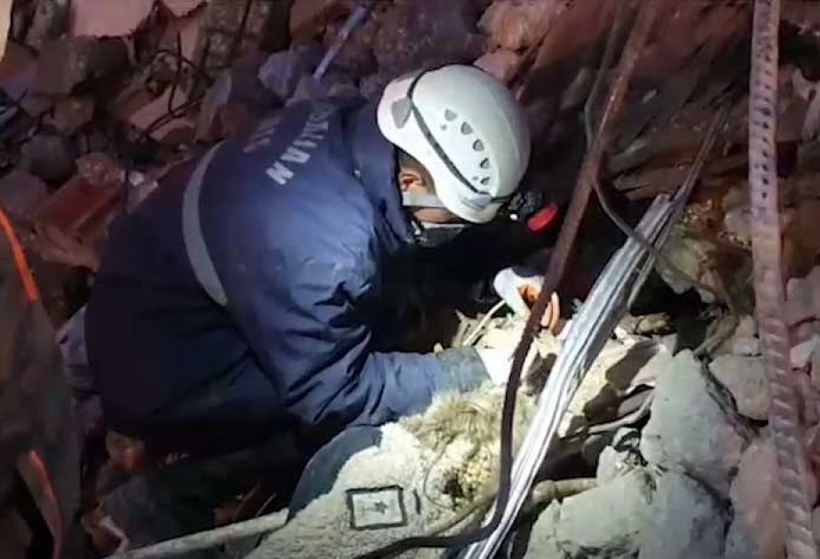 Azerbaijani rescuers find gold and jewelry under rubble in Türkiye