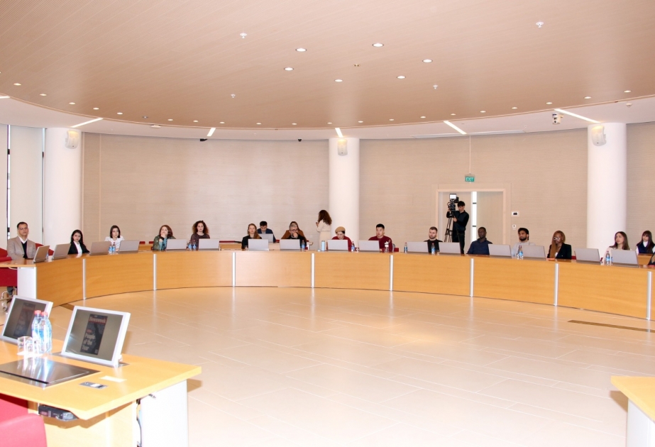 Qış Məktəbinin iştirakçıları “Heydər Əliyev və multikulturalizm” mövzusunda mühazirə dinləyiblər