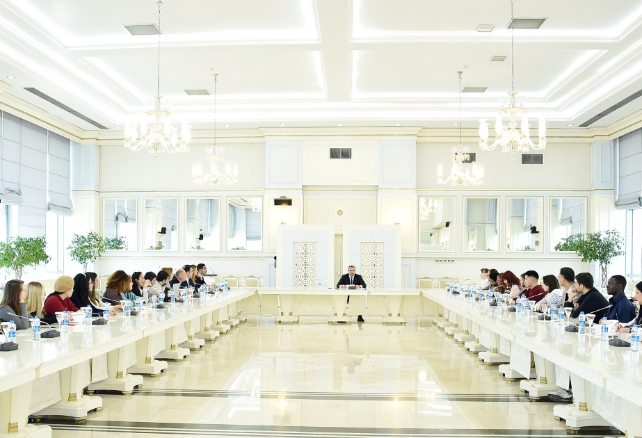 Multikulturalizm Qış Məktəbinin iştirakçıları Milli Məclisdə olublar