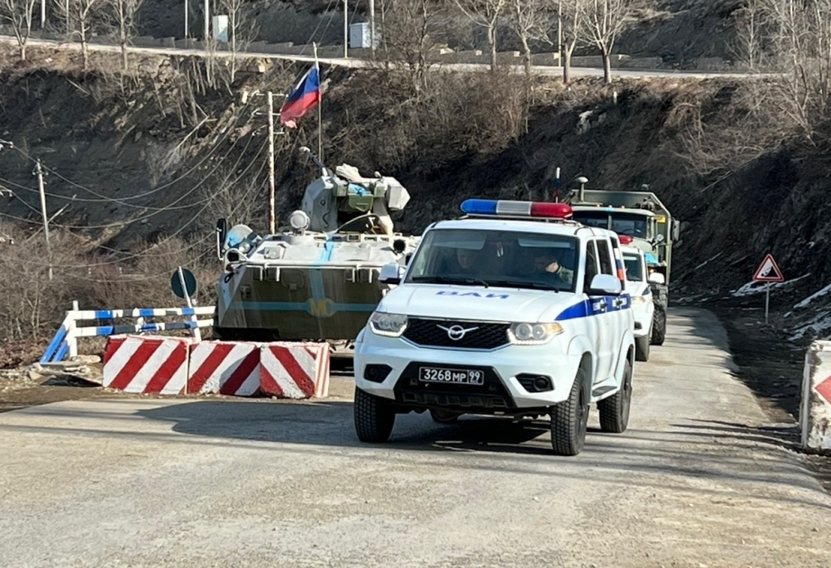 Sept autres véhicules du contingent russe de maintien de la paix traversent la route Latchine-Khankendi