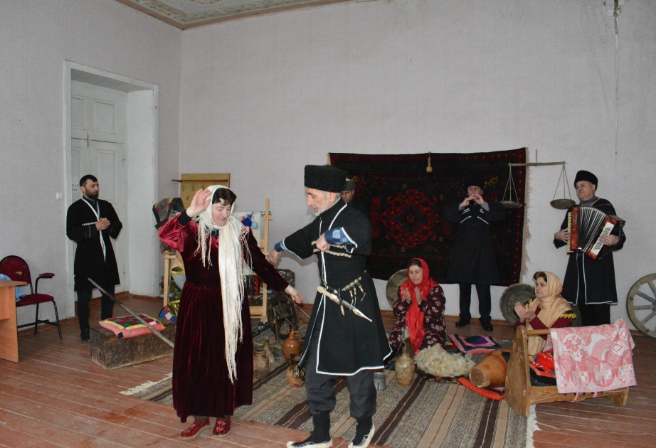 Ənənələri folklor nümunələrimizdə yaşadan ləzgi ansamblı