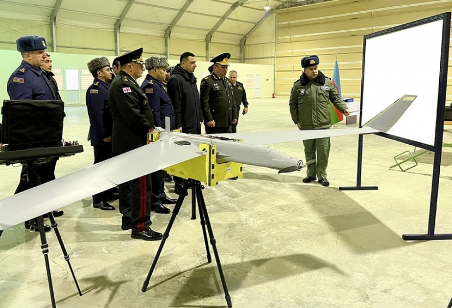 Gürcüstan nümayəndə heyəti hərbi hissənin təlim mərkəzində komandoların nümunəvi çıxışlarını izləyib