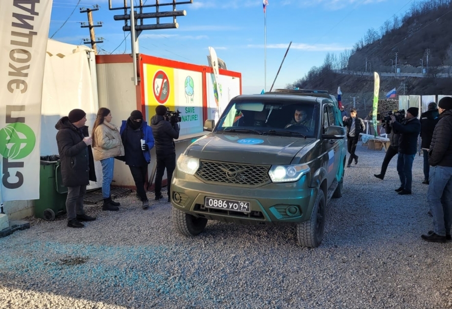 Manifestation des éco-activistes : des véhicules du contingent russe de maintien de la paix traversent librement la zone