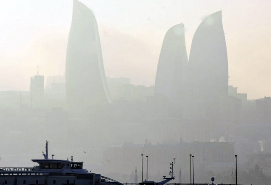 В Баку наблюдается пыльный туман