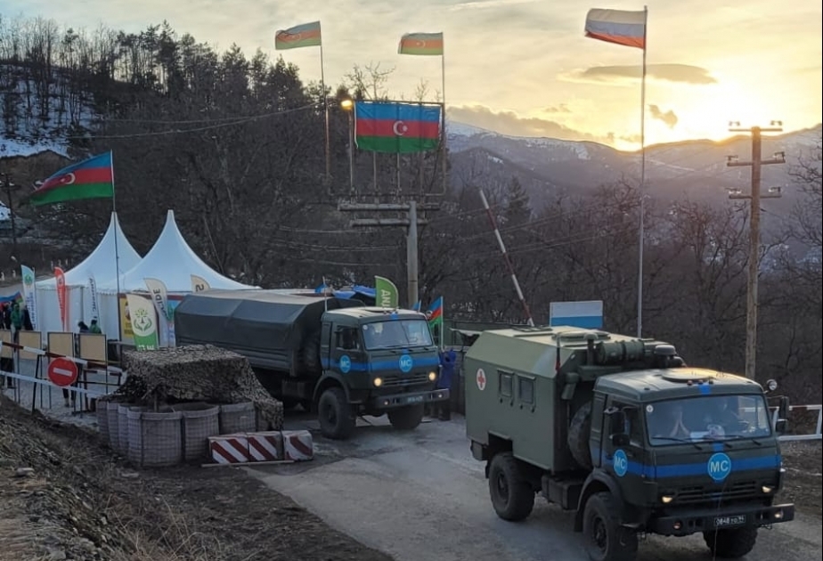 Des véhicules du contingent russe de maintien de la paix traversent librement la zone de manifestation pacifique
