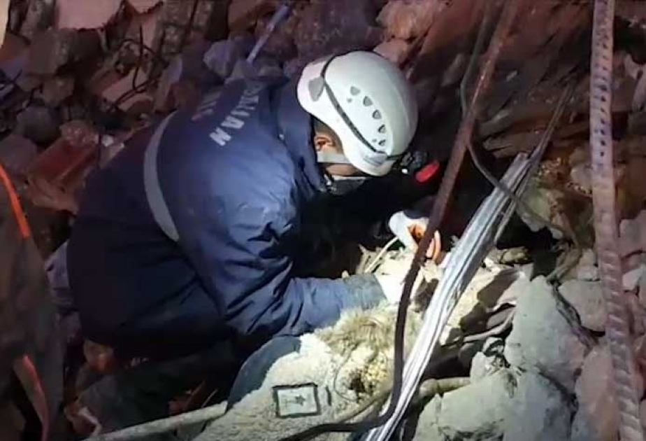 阿塞拜疆救援人员把在废墟中发现的黄金和珠宝交给土耳其警察