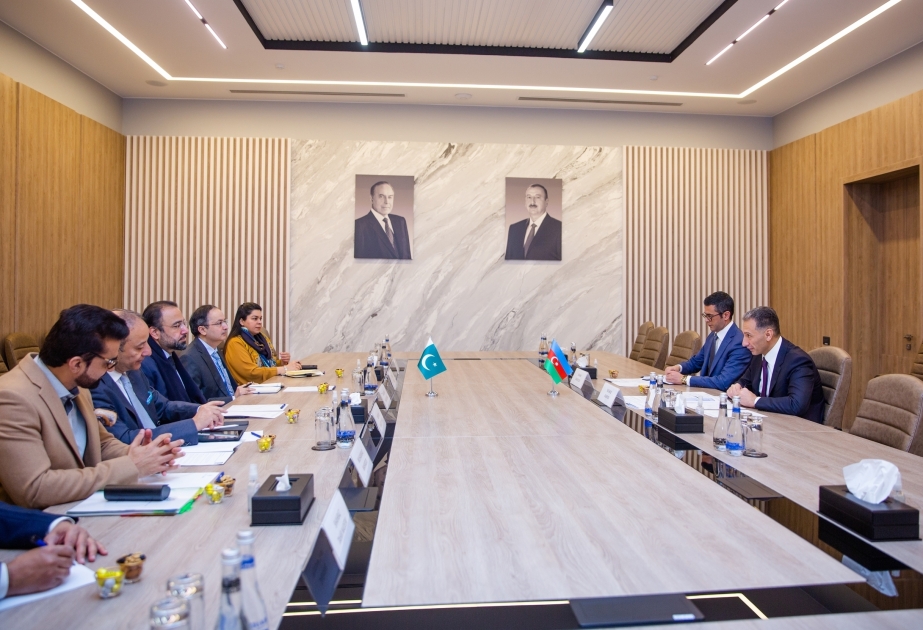 讨论阿塞拜疆与巴基斯坦两国交通、信息通信技术和创新合作的问题