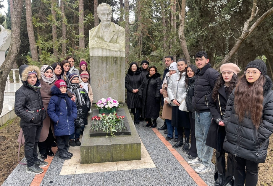 Fəxri xiyabanda Abdulla Şaiqin məzarı ziyarət olunub