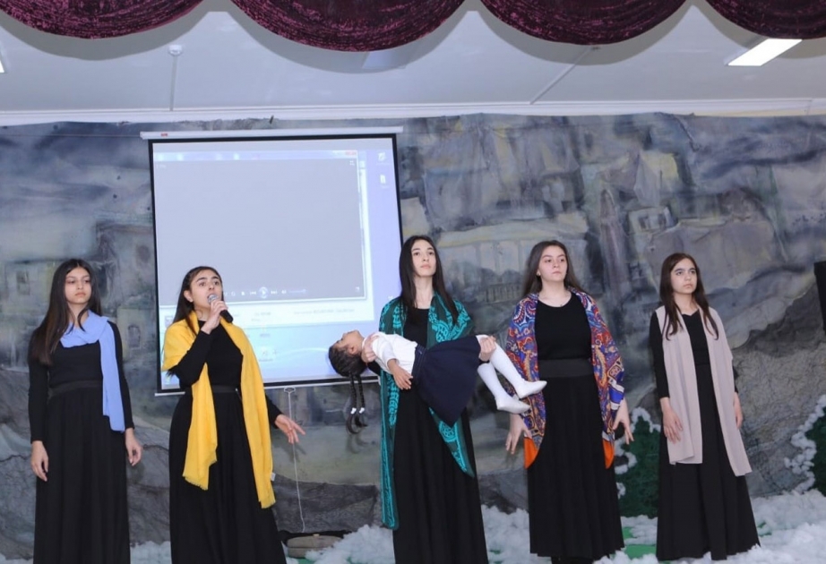 Məktəblilər Xocalı soyqırımını səhnələşdirdilər