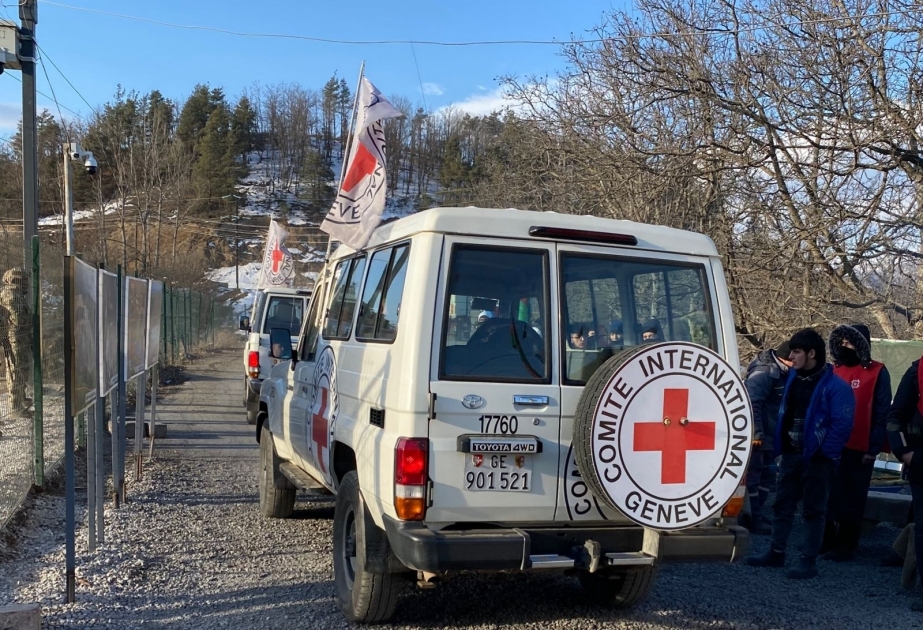 Des véhicules du CICR traversent librement la zone de manifestation pacifique