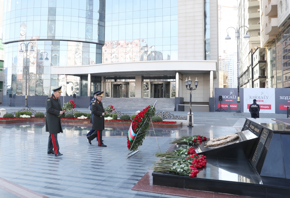 Müdafiə Nazirliyinin rəhbər heyəti Xocalı soyqırımı abidəsini ziyarət edib