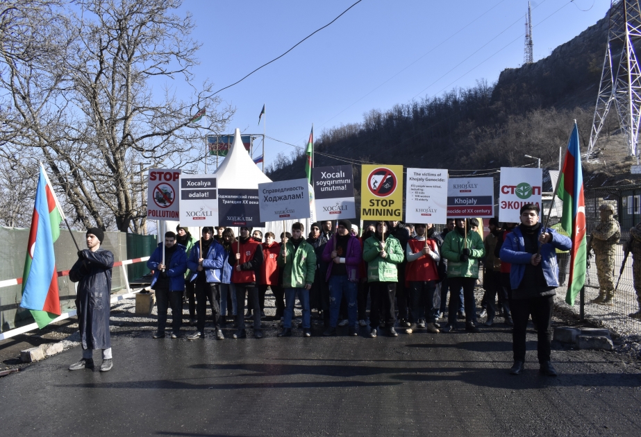Laçın-Xankəndi yolu: Aksiya iştirakçıları Xocalı faciəsi ilə bağlı şüarlar səsləndirirlər VİDEO