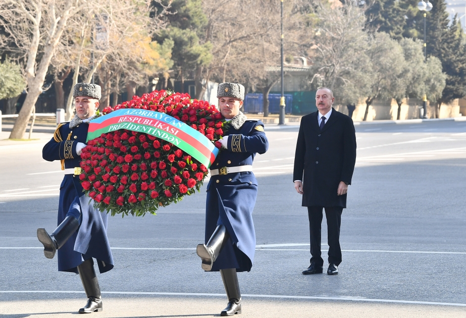 El presidente Ilham Aliyev visitó el memorial del genocidio de Joyalí