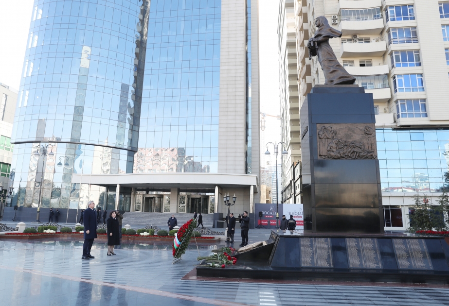 Los funcionarios estatales y gubernamentales de Azerbaiyán visitan el memorial del genocidio de Joyalí