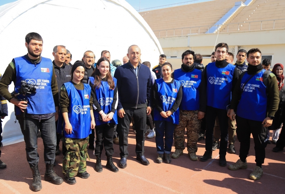 El ministro turco de Asuntos Exteriores se reúne con voluntarios azerbaiyanos