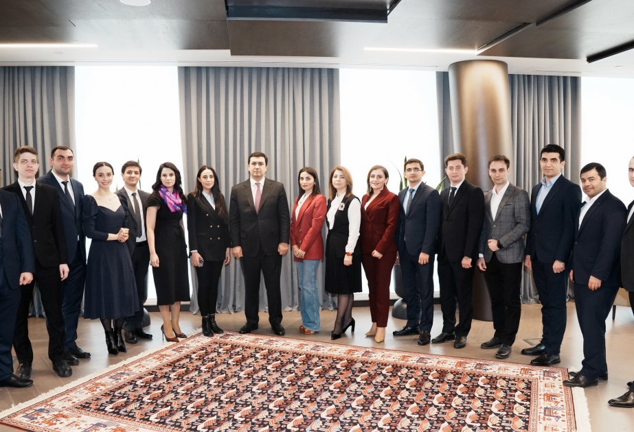 DVX rəisi “Uğur yolu”nun qalibləri ilə görüşüb