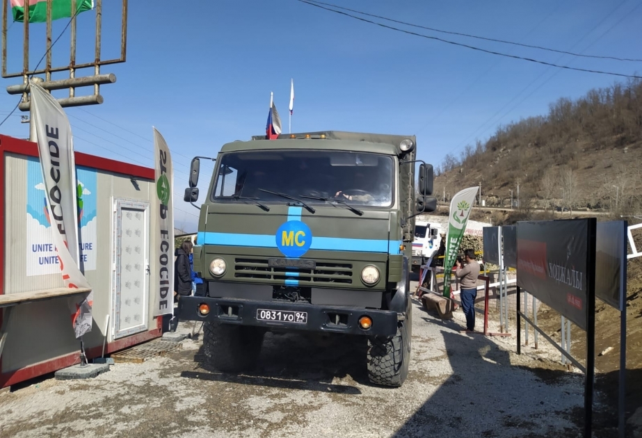 Ein weiterer Konvoi russischer Friedenstruppen fährt ungehindert Latschin-Khankendi Straße durch VIDEO